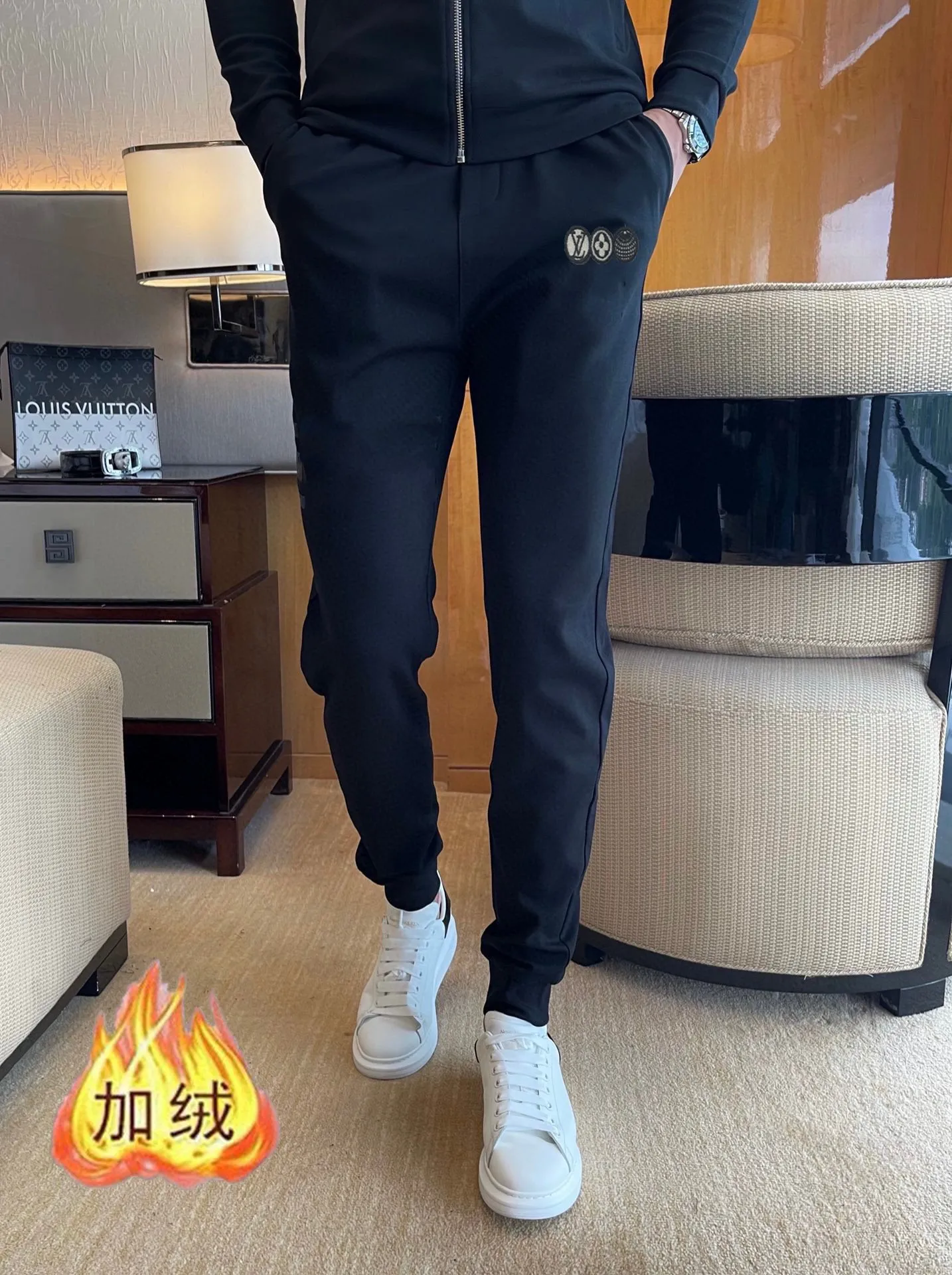 🅿️460 brand [LV Louis Vuitton] (velvet and thickened) 2025 spring new product, celebrities’ favorite fashion-flavored casual suit, clean and neat tailoring, full of urban style. It is made of high-quality customized fabrics, with excellent thermal insulation effect inside, soft and dry feel, and a crisp and stylish upper body effect. The three-dimensional cutting process and the pattern are all of high standards, and the silhouette version has the right benefits! It is not tight at all, and you feel good when you wear it. So many top-quality raw materials create high-end products with unparalleled value. It is the first choice for high-end fashion people. (Size: M-4XL can wear up to 200 pounds)